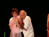 Rosa Glitzermütze und kleines Mädchen freunden sich an